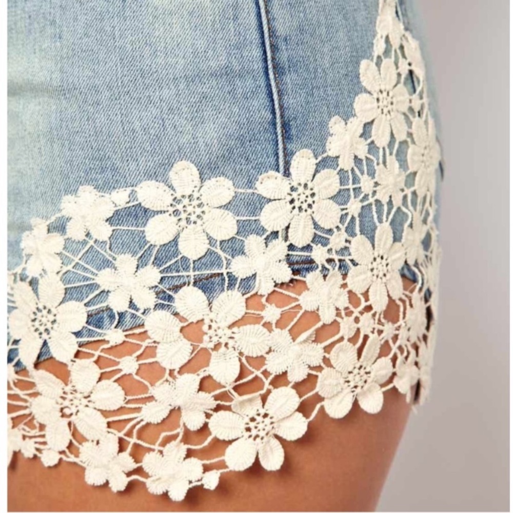 ☀️ASOS Curve Crochet Lace Sided Denim Shorts Size 14 - Picture 8 of 8